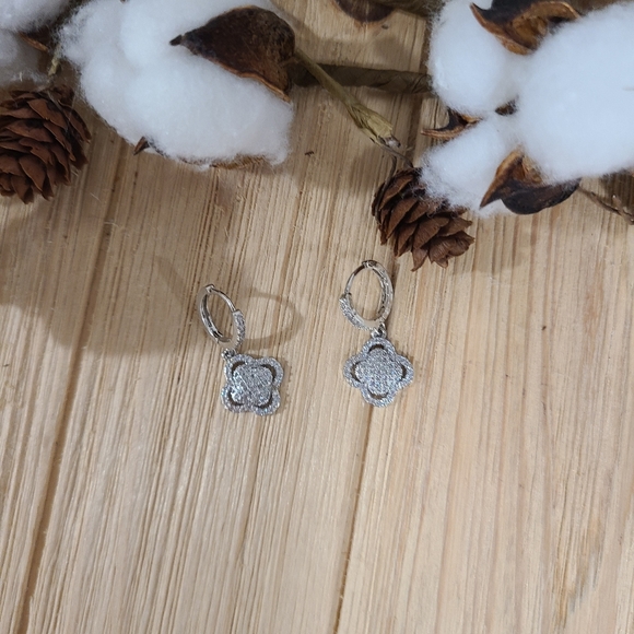 🍀🍀NEW🍀🍀 EXQUISITE!! CZ Clover Dangle Earrings in SILVER Plating - Picture 9 of 15